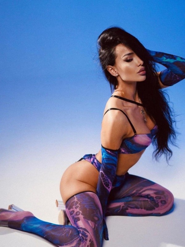 Асечка привлекательная девушка из Корсакова цена от 9000 руб